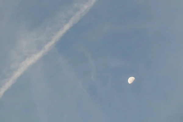 Fechar Meia Lua Céu Azul — Fotografia de Stock