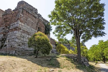 edirnekapi, istanbul, hindi-ağustos 12019. Edirnekapi 'de ağaçlar ve yeşil doğa arasındaki tarihi Bizans topkapı duvarları..