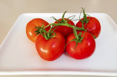 beyaz tabakta domates demet