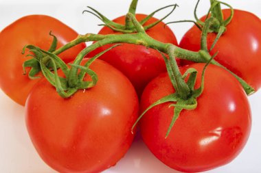 beyaz tabakta domates demet