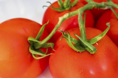 beyaz tabakta domates demet