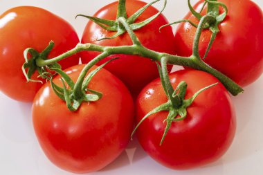 beyaz tabakta domates demet