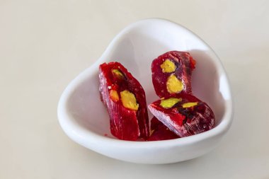 Beyaz zemin üzerinde Nar aromalı Türk Lokumu ve Pistachio.