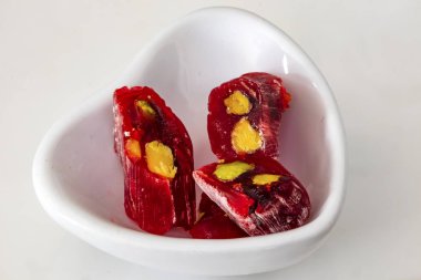 Beyaz zemin üzerinde Nar aromalı Türk Lokumu ve Pistachio.
