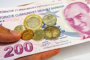 200 Türk lirasını elinde Türk sikkeleriyle kapat.