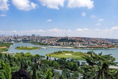 Eyup, istanbul, hindi-haziran 9.2019. Pierre Loti tepesi, Fatih 'in Eyup ilçesinde Bosthe' nin Avrupa tarafında yer almaktadır. Pierre Loti tepesinden Goldenhorn manzarası.