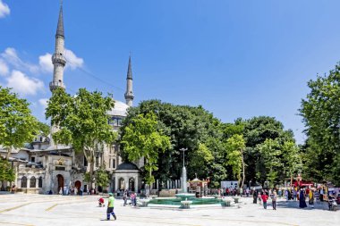 Eyup, istanbul, hindi- 6 Haziran 2019. Eyup Sultan Camii, İstanbul 'un Eyup ilçesine bağlı Golden Horn Körfezi yakınlarında inşa edilmiştir. Eyüp Sultan camii ve minarelerden genel görüş.