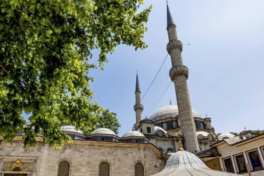 Eyup, istanbul, hindi- 6 Haziran 2019. Eyup Sultan Camii, İstanbul 'un Eyup ilçesine bağlı Golden Horn Körfezi yakınlarında inşa edilmiştir. Eyüp Sultan camii ve minarelerden genel görüş.