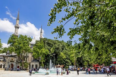 Eyup, istanbul, hindi- 6 Haziran 2019. Eyup Sultan Camii, İstanbul 'un Eyup ilçesine bağlı Golden Horn Körfezi yakınlarında inşa edilmiştir. Eyüp Sultan camii ve minarelerden genel görüş.