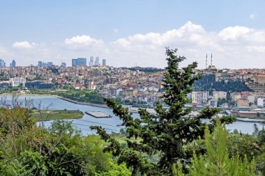 Eyup, istanbul, hindi-haziran 9.2019. Pierre Loti tepesi, Fatih 'in Eyup ilçesinde Bosthe' nin Avrupa tarafında yer almaktadır. Pierre Loti tepesinden Goldenhorn manzarası.