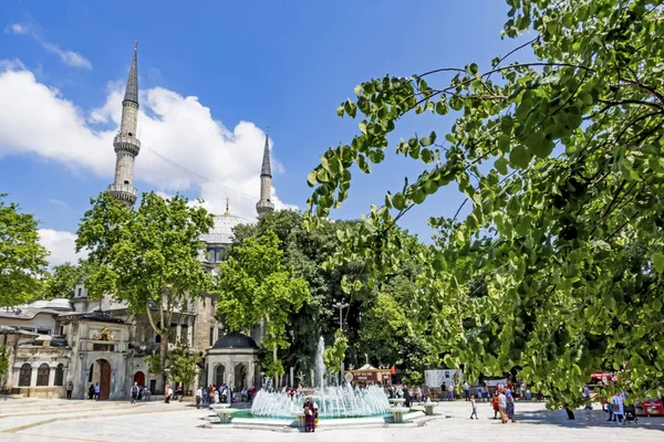 Eyup, istanbul, hindi- 6 Haziran 2019. Eyup Sultan Camii, İstanbul 'un Eyup ilçesine bağlı Golden Horn Körfezi yakınlarında inşa edilmiştir. Eyüp Sultan camii ve minarelerden genel görüş.