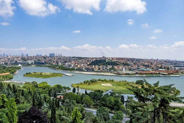 Eyup, istanbul, hindi-haziran 9.2019. Pierre Loti tepesi, Fatih 'in Eyup ilçesinde Bosthe' nin Avrupa tarafında yer almaktadır. Pierre Loti tepesinden Goldenhorn manzarası.