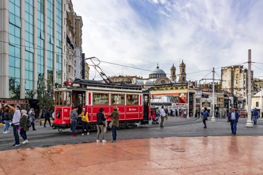 Taksim, istanbul, 7 Ekim 2019. İstanbul 'un en ünlü turizm meydanı olan Taksim Meydanı' ndan nostaljik tramvayla, tarihi ve modern binalarla manzara.