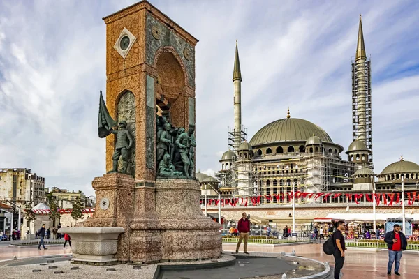 Taksim, istanbul, 7 Ekim 2019. Taksim Meydanı, Taksim Anıtı ve sonbahar mevsiminde yeni cami inşaatı ile İstanbul 'un en ünlü turizm meydanı..