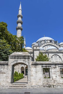 İstanbul, Türkiye... 3 Ağustos 2019 'da. Süleyman ilçesinde mimar Sinan tarafından inşa edilen tarihi Sleymaniye camii genel görünümü.
