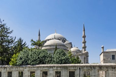 İstanbul, Türkiye... 3 Ağustos 2019 'da. Süleyman ilçesinde mimar Sinan tarafından inşa edilen tarihi Sleymaniye camii genel görünümü.