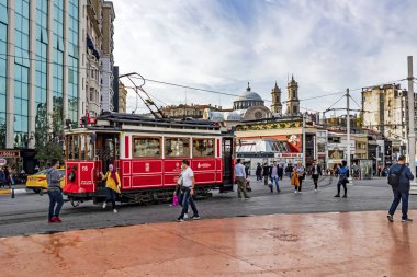 Taksim, istanbul, 7 Ekim 2019. İstanbul 'un en ünlü turizm meydanı olan Taksim Meydanı' ndan nostaljik tramvayla, tarihi ve modern binalarla manzara.