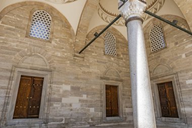 İstanbul, Türkiye... 3 Ağustos 2019 'da. Süleyman ilçesinde mimar Sinan tarafından inşa edilen tarihi Sleymaniye camii genel görünümü.