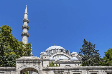 İstanbul, Türkiye... 3 Ağustos 2019 'da. Süleyman ilçesinde mimar Sinan tarafından inşa edilen tarihi Sleymaniye camii genel görünümü.