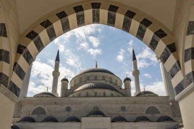 Basaksehir, İstanbul, Türkiye-Ağustos 18.2019 Basaksehir merkez camisinin İstanbul 'daki ibadeti için genel görünümü.