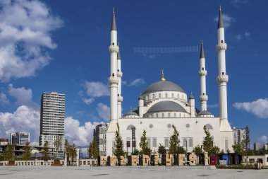 Basaksehir, İstanbul, Türkiye-Ağustos 18.2019 Basaksehir merkez camisinin İstanbul 'daki ibadeti için genel görünümü.