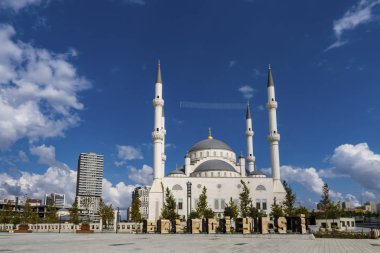 Basaksehir, İstanbul, Türkiye-Ağustos 18.2019 Basaksehir merkez camisinin İstanbul 'daki ibadeti için genel görünümü.