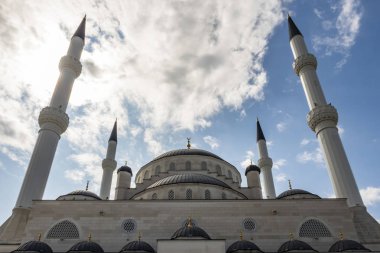 Basaksehir, İstanbul, Türkiye-Ağustos 18.2019 Basaksehir merkez camisinin İstanbul 'daki ibadeti için genel görünümü.