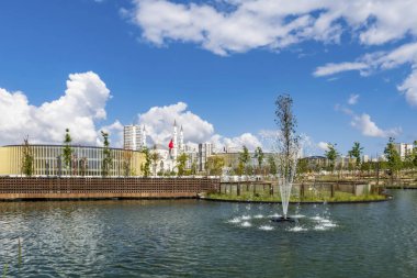 Basaksehir, İstanbul, Türkiye-Ağustos 18.2019 Basaksehir halk parkının genel manzarası yaz mevsiminde Basaksehir bölgesinde yeşil doğa, dinlenme alanları ve pons.
