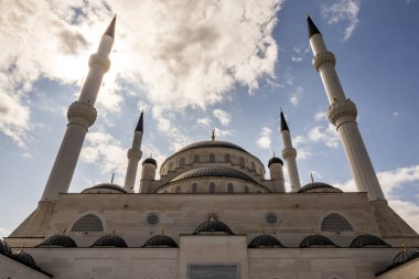 Basaksehir, İstanbul, Türkiye-Ağustos 18.2019 Basaksehir merkez camisinin İstanbul 'daki ibadeti için genel görünümü.