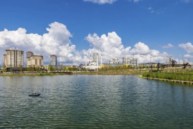 Basaksehir, İstanbul, Türkiye-Ağustos 18.2019 Basaksehir halk parkının genel manzarası yaz mevsiminde Basaksehir bölgesinde yeşil doğa, dinlenme alanları ve pons.