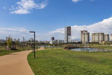Basaksehir, İstanbul, Türkiye-Ağustos 18.2019 Basaksehir halk parkının genel manzarası yaz mevsiminde Basaksehir bölgesinde yeşil doğa, dinlenme alanları ve pons.