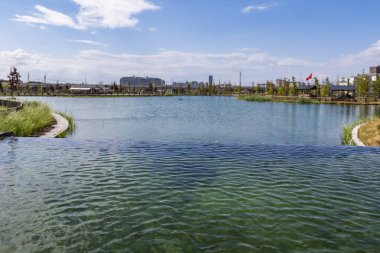 Basaksehir, İstanbul, Türkiye-Ağustos 18.2019 Basaksehir halk parkının genel manzarası yaz mevsiminde Basaksehir bölgesinde yeşil doğa, dinlenme alanları ve pons.