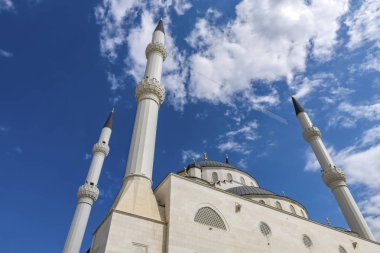 Basaksehir, İstanbul, Türkiye-Ağustos 18.2019 Basaksehir merkez camisinin İstanbul 'daki ibadeti için genel görünümü.