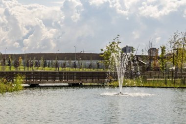 Basaksehir, İstanbul, Türkiye-Ağustos 18.2019 Basaksehir halk parkının genel manzarası yaz mevsiminde Basaksehir bölgesinde yeşil doğa, dinlenme alanları ve pons.