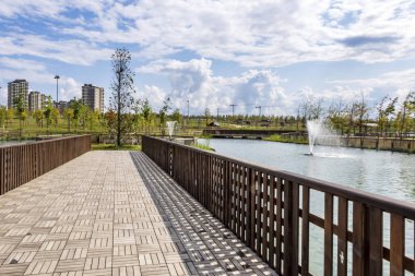 Basaksehir, İstanbul, Türkiye-Ağustos 18.2019 Basaksehir halk parkının genel manzarası yaz mevsiminde Basaksehir bölgesinde yeşil doğa, dinlenme alanları ve pons.
