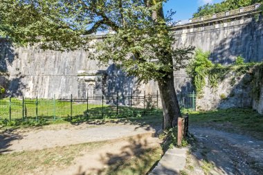 Sariyer, İstanbul, 13 Ağustos 2019 'da İstanbul' da yaz mevsiminde yeşil doğayla kaplı Belgrad ormanlarında tarihi ve antik barajlar kuruldu..