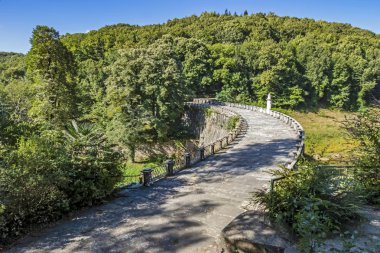 Sariyer, İstanbul, 13 Ağustos 2019 'da İstanbul' da yaz mevsiminde yeşil doğayla kaplı Belgrad ormanlarında tarihi ve antik barajlar kuruldu..