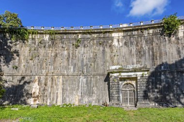 Sariyer, İstanbul, 13 Ağustos 2019 'da İstanbul' da yaz mevsiminde yeşil doğayla kaplı Belgrad ormanlarında tarihi ve antik barajlar kuruldu..