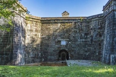 Sariyer, İstanbul, 13 Ağustos 2019 'da İstanbul' da yaz mevsiminde yeşil doğayla kaplı Belgrad ormanlarında tarihi ve antik barajlar kuruldu..