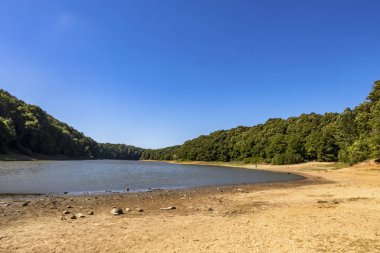 Sariyer, İstanbul, 13 Ağustos 2019. Belgrad Ormanı 'ndaki ağaçlar arasında gölet. Yaz mevsiminde doğal afet..