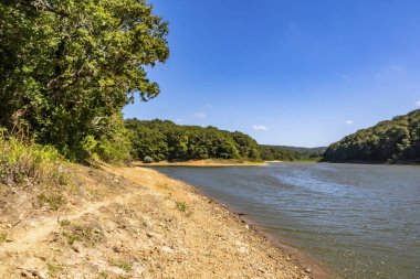 Sariyer, İstanbul, 13 Ağustos 2019. Belgrad Ormanı 'ndaki ağaçlar arasında gölet. Yaz mevsiminde doğal afet..