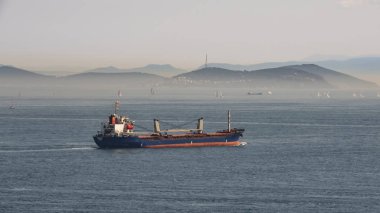 sarayburnu, istanbul, hindi-ağustos 3,2019, muhteşem istanbul ve bosphorus, yaz mevsiminde sarayburnu 'ndaki Topkapı sarayından mara deniz manzarası..