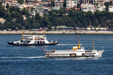 sarayburnu, istanbul, hindi-ağustos 3,2019, muhteşem istanbul ve bosphorus, yaz mevsiminde sarayburnu 'ndaki Topkapı sarayından mara deniz manzarası..