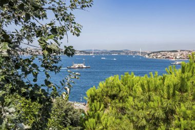 sarayburnu, istanbul, hindi-ağustos 3,2019, muhteşem istanbul ve bosphorus, yaz mevsiminde sarayburnu 'ndaki Topkapı sarayından mara deniz manzarası..