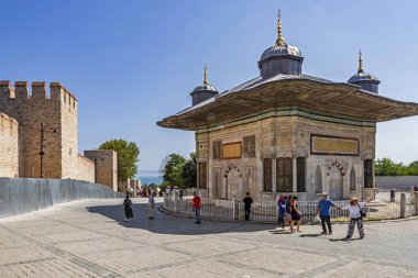 Sultanahmet, İstanbul, Türkiye-Ağustos 3. 2019. Sultan Ahmet Çeşmesi, Türk rokoko yapısının bir çeşmesidir. Yaz mevsiminde çeşmeden genel manzara.