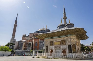 Sultanahmet, İstanbul, Türkiye-Ağustos 3. 2019. Sultan Ahmet Çeşmesi, Türk rokoko yapısının bir çeşmesidir. Yaz mevsiminde çeşmeden genel manzara.