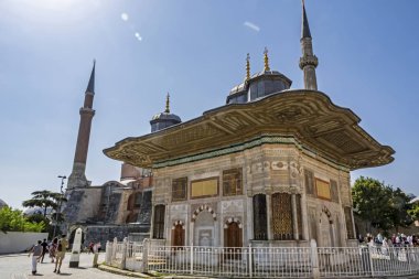 Sultanahmet, İstanbul, Türkiye-Ağustos 3. 2019. Sultan Ahmet Çeşmesi, Türk rokoko yapısının bir çeşmesidir. Yaz mevsiminde çeşmeden genel manzara.