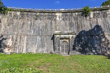 Sariyer, İstanbul, 13 Ağustos 2019 'da İstanbul' da yaz mevsiminde yeşil doğayla kaplı Belgrad ormanlarında tarihi ve antik barajlar kuruldu..