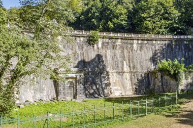 Sariyer, İstanbul, 13 Ağustos 2019 'da İstanbul' da yaz mevsiminde yeşil doğayla kaplı Belgrad ormanlarında tarihi ve antik barajlar kuruldu..