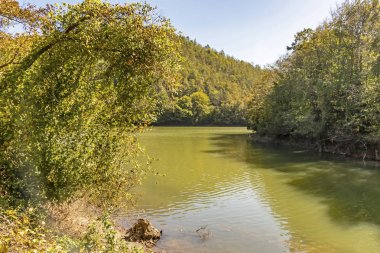 Sile, İstanbul, 13 Ekim 2019. Sakl Gölü, Karamandere Köyü sınırları içinde bulunan yapay bir baraj gölüdür. Sakl Gölü 'nden muhteşem bir manzara.